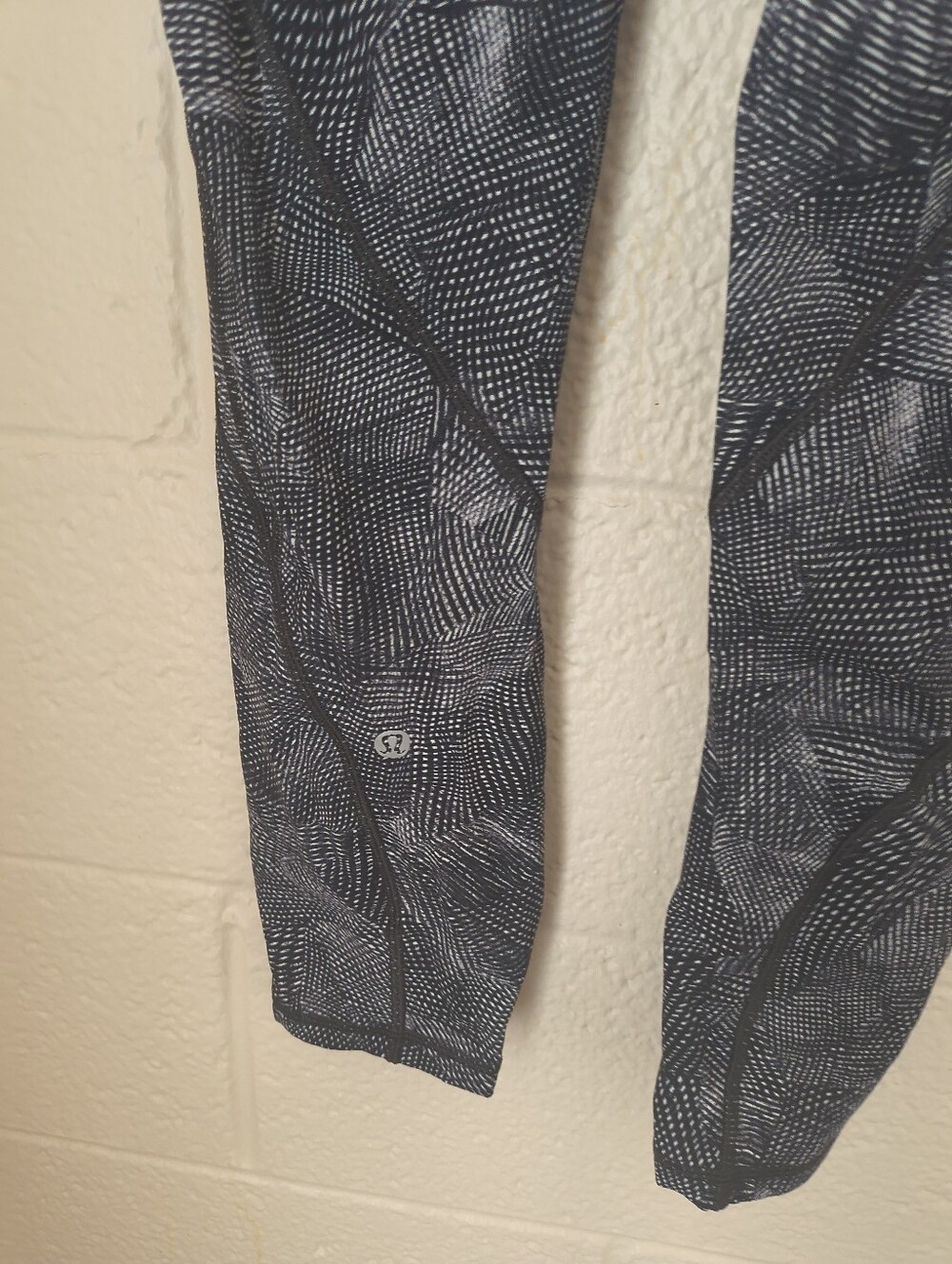 Lululemon workout Tights - Size 6 - Picture 4 of 6